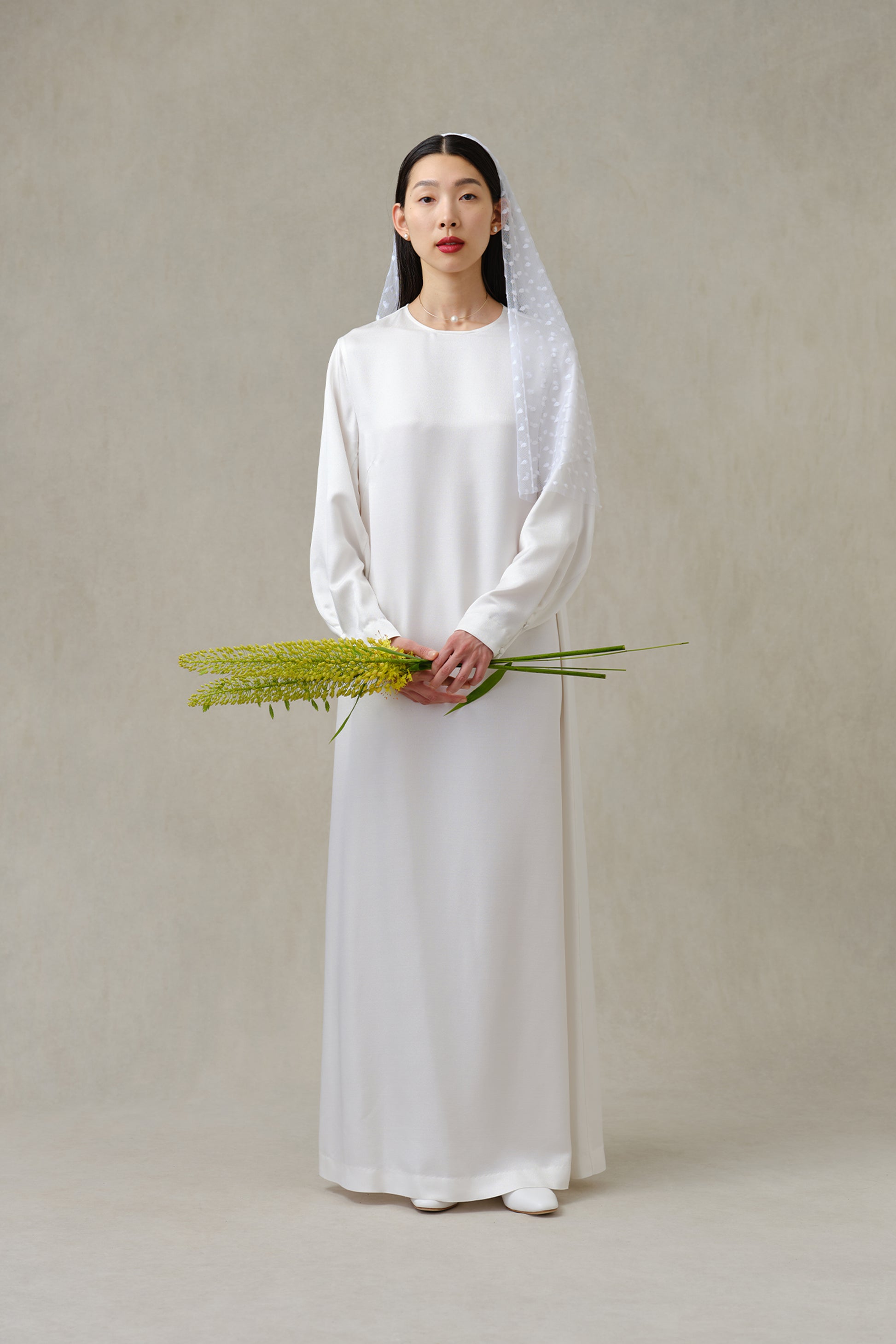 Model(171cm): M Size (Pearl white) veil Eos